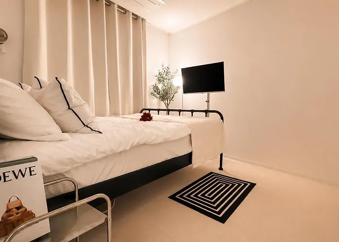 Дом отдыха Urban Retreat 3-min Walk From Achasan Station, 15-min To Seongsu, Tranquil Space For Relaxation